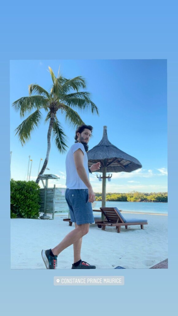 Pierre Niney et sa compagne Natasha Andrews en vacances sur l'île Maurice. Le 30 janvier 2022.