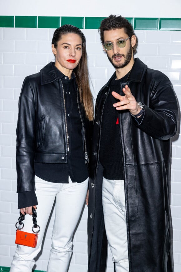 Pierre Niney et sa femme Natasha Andrew au photocall du défilé Ami automne-hiver 2022/2023 dans le cadre de la Fashion Week de Paris, le 19 janvier 2022. @ Olivier Borde/bestimage 