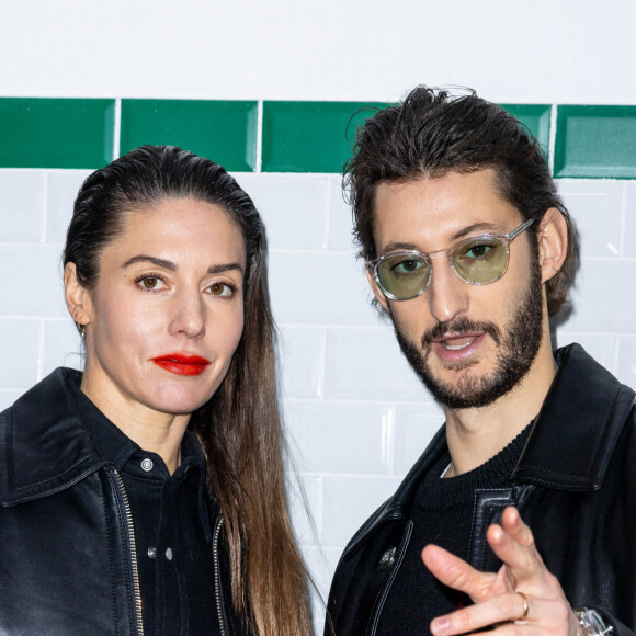 Pierre Niney et sa femme Natasha Andrew au photocall du défilé Ami automne-hiver 2022/2023 dans le cadre de la Fashion Week de Paris, le 19 janvier 2022. @ Olivier Borde/bestimage 