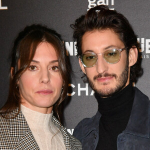 Pierre Niney et sa femme Natasha Andrews - Avant-première du film "Amants" lors de la soirée d'ouverture de la rétrospective Nicole Garcia à la cinémathèque française à Paris le 15 novembre 2021. © Veeren/Bestimage