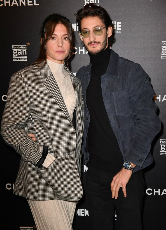 Pierre Niney et sa femme Natasha Andrews - Avant-première du film "Amants" lors de la soirée d'ouverture de la rétrospective Nicole Garcia à la cinémathèque française à Paris le 15 novembre 2021. © Veeren/Bestimage