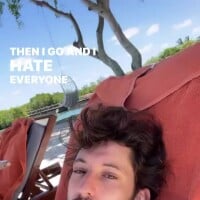 Pierre Niney torse nu, Natasha Andrews câline... jolies vacances au soleil en famille !