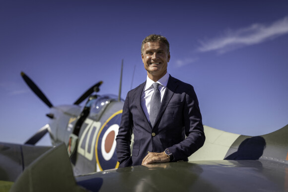 L'ancien pilote David Coulthard assiste à la course automobile en tenue d'époque Goodwood's Revival à Chichester.