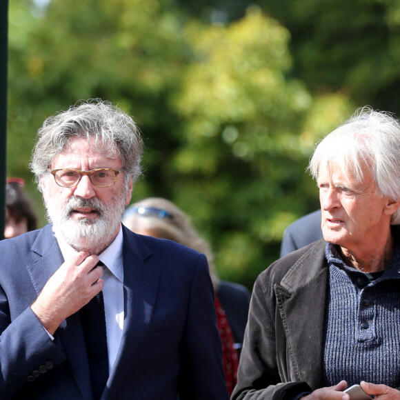 Daniel Auteuil et Dave - Sorties des obsèques de Guy Béart dans le carré juif du cimetière de Garches. Le 21 septembre 2015  