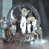 Epaulettes king size et soutien-gorge version boule à facettes, entourée de ses danseurs en total look blanc, Lady Gaga est réellement envoutante lors de son show à l'Université Centrale de Floride le 3 janvier 2010