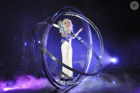 Epaulettes king size et soutien-gorge version boule à facettes, entourée de ses danseurs en total look blanc, Lady Gaga est réellement envoutante lors de son show à l'Université Centrale de Floride le 3 janvier 2010