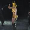 En combi dorée et cuissardes, Lady Gaga se la joue Cléopâtre version 2010 lors de son show à l'Université Centrale de Floride le 3 janvier 2010