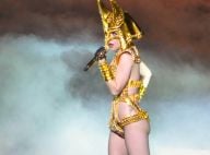 Lady Gaga : Elle sort costumes sexy, cuir, plumes et cuissardes et met le feu... à une Université !