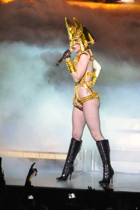 En combi dorée et cuissardes, Lady Gaga se la joue Cléopâtre version 2010 lors de son show à l'Université Centrale de Floride le 3 janvier 2010