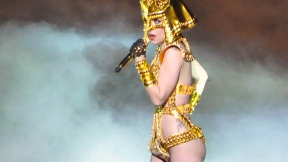 Lady Gaga : Elle sort costumes sexy, cuir, plumes et cuissardes et met le feu... à une Université !