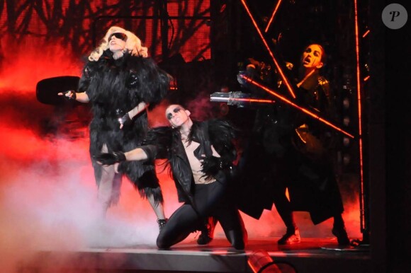 Quand Lady Gaga se prend pour un oiseau de mauvaise augure, ça donne froid dans le dos mais... on est complètement gaga lors de son show à l'Université Centrale de Floride le 3 janvier 2010 !