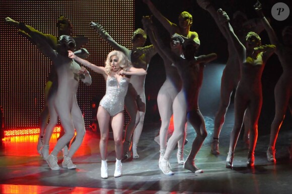 Lady Gaga en body scintillant... le plus monstrueux des anges lors de son show à l'Université Centrale de Floride le 3 janvier 2010