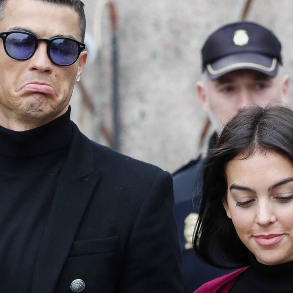 Cristiano Ronaldo quitte le tribunal avec sa compagne Georgina Rodríguez à Madrid le 22 janvier 2019.