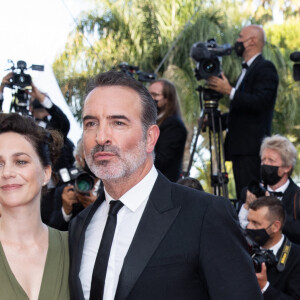 Jean Dujardin et sa femme Nathalie Péchalat - Montée des marches du film " OSS 117 : Alerte rouge en Afrique Noire " lors du 74ème Festival International du Film de Cannes. Le 17 juillet 2021 © Borde-Jacovides-Moreau / Bestimage