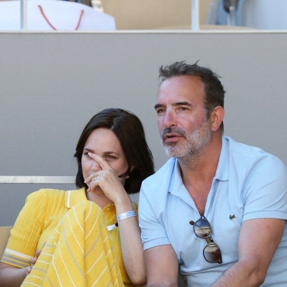 Nathalie Péchalat et Jean Dujardin dans les tribunes lors de la finale hommes des Internationaux de France de tennis de Roland Garros à Paris le 13 juin 2021. © Dominique Jacovides / Bestimage