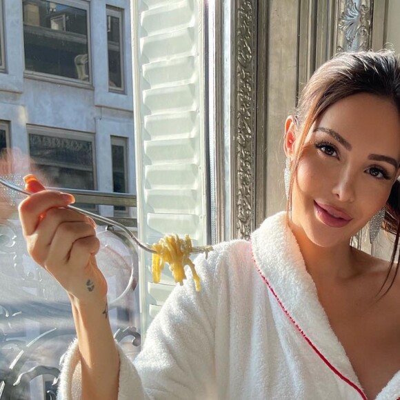 Nabilla, épouse de Thomas Vergara et maman de Milann, s'affiche divine sur Instagram.