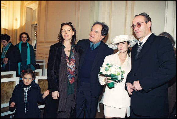 Archives - Mariage d'Eve Béart et de Jean-Pierre Besneux à Garches en 1996 avec Emmanuelle Béart, sa fille Nelly et Guy Béart.