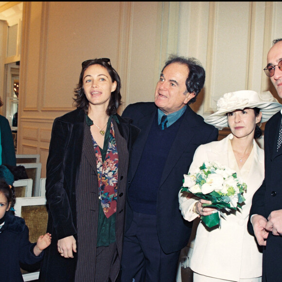 Archives - Mariage d'Eve Béart et de Jean-Pierre Besneux à Garches en 1996 avec Emmanuelle Béart, sa fille Nelly et Guy Béart.