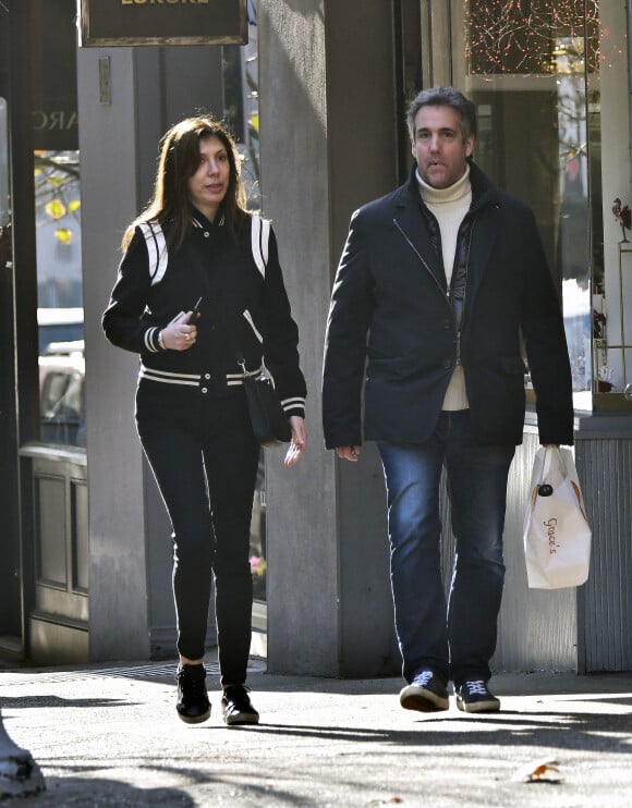 Michaël Cohen et sa femme Laura Shusterman sont aperçus en train de faire du shopping sur Madison Avenue à New York, le 6 décembre 2021.