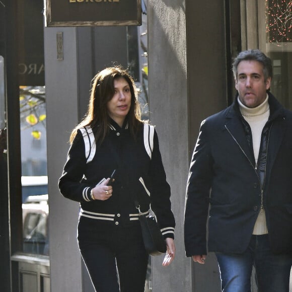 Michaël Cohen et sa femme Laura Shusterman sont aperçus en train de faire du shopping sur Madison Avenue à New York, le 6 décembre 2021.