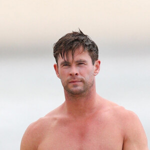 Chris Hemsworth fait du surf à Byron Bay en Australie le 22 Octobre 2018 