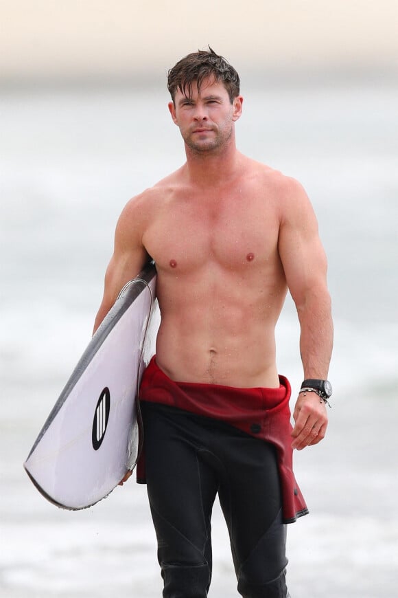 Chris Hemsworth fait du surf à Byron Bay en Australie le 22 Octobre 2018 