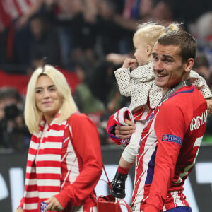 Antoine Griezmann, sa femme Erika Choperena et leur fille Mia avec la coupe de la Ligue Europa après la finale de la Ligue Europa, l'Olympique de Marseille contre l'Atlético de Madrid au stade Groupama à Decines-Charpieu banlieue de Lyon, France. © Cyril Moreau/Bestimage