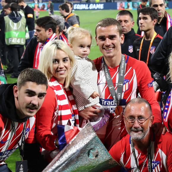 Antoine Griezmann en famille, avec son frère Théo, sa femme Erika Choperena, sa fille Mia, son père Alain et sa mère Isabelle après la finale de la Ligue Europa, l'Olympique de Marseille contre l'Atlético de Madrid au stade Groupama à Decines-Charpieu banlieue de Lyon, France, le 16 mai 2018. L'Atlético de Madrid a gagné 3-0. © Cyril Moreau/Bestimage