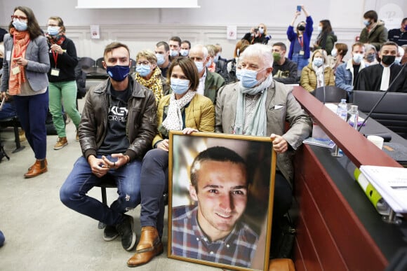 Didier et Cécile Noyer, les parents d'Arthur Noyer et Quentin, le frère de la victime le procès de Nordahl Lelandais - Première journée du procès de Nordahl Lelandais pour le meurtre d'Arthur Noyer devant la cour d'assises de la Savoie, à Chambéry le 3 mai 2021. © Pascal Fayolle / Bestimage