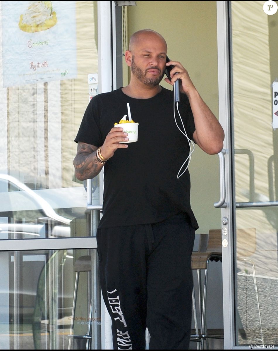 Exclusif - Stephen Belafonte est allé chercher un yaourt glacé chez Pinkberry, à Los Angeles, le 5 août 2019.