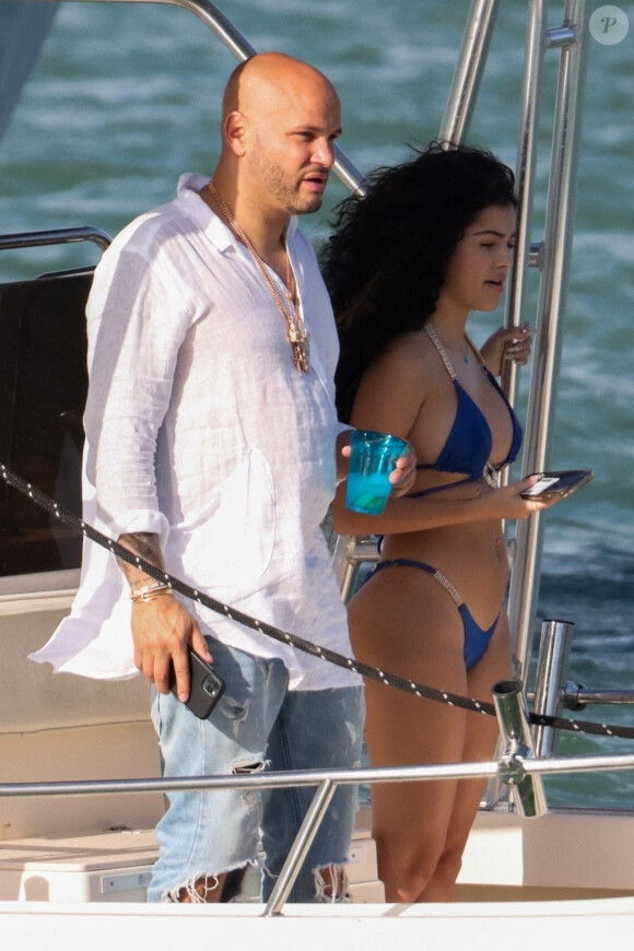 Stephen Belafonte passe une après-midi avec des amis sur un yacht à Miami le 11 mars 2021.