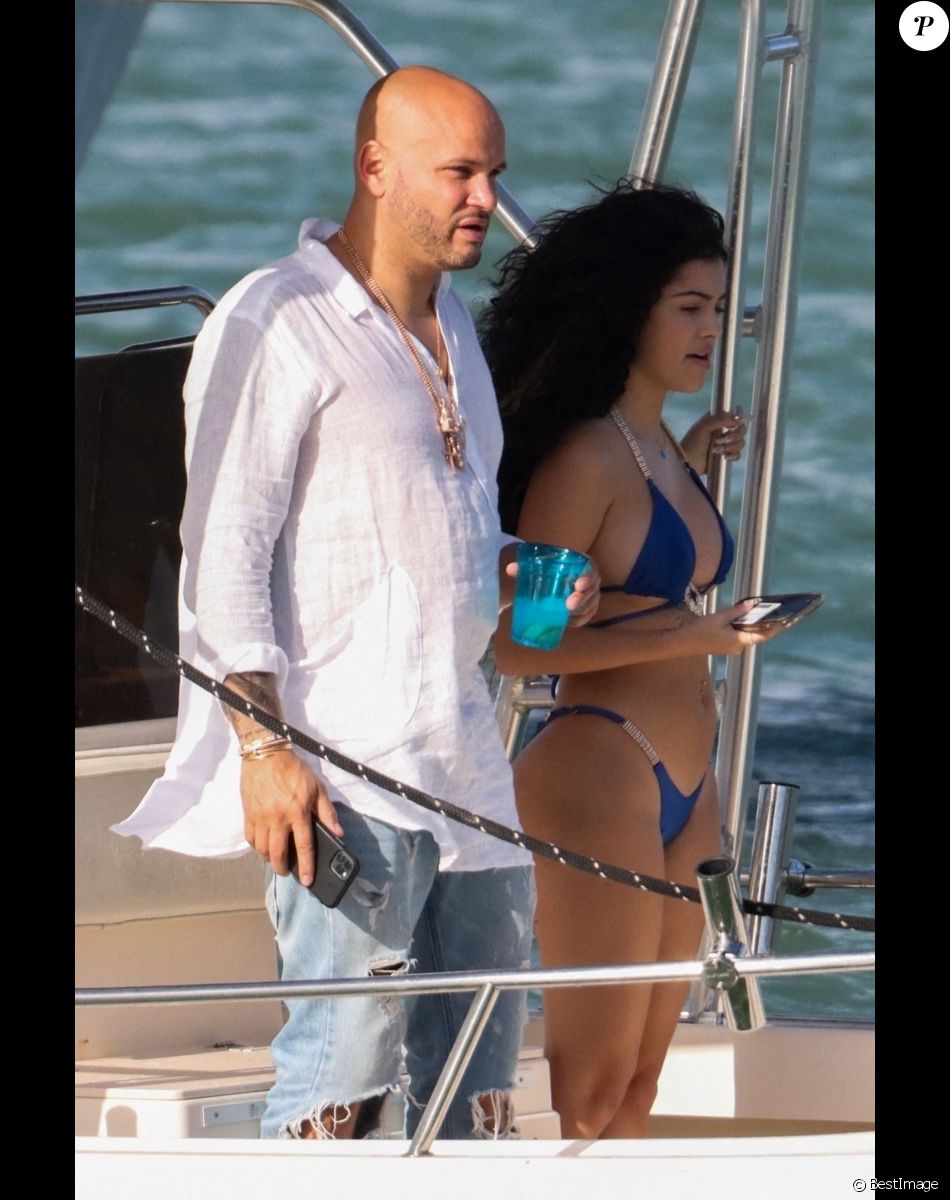 Stephen Belafonte passe une après-midi avec des amis sur un yacht à Miami le 11 mars 2021.