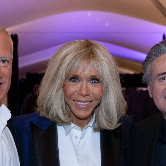 Exclusif - Brigitte Macron, Didier Deschamps et Daniel Auteuil - Enregistrement de l'émission "Symphonie pour la vie, Spéciale Pièces Jaunes" aux Folies Grüss à Paris. Le 12 janvier 2022. © Cyril Moreau / Bestimage