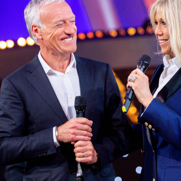 Exclusif - Brigitte Macron et Didier Deschamps - Enregistrement de l'émission "Symphonie pour la vie, Spéciale Pièces Jaunes" aux Folies Grüss à Paris. Le 12 janvier 2022. © Cyril Moreau / Bestimage