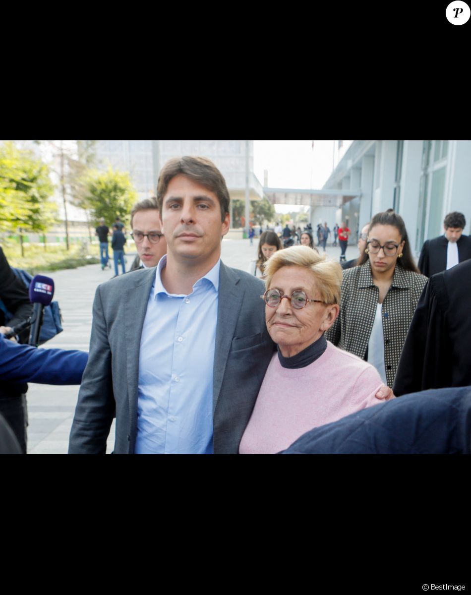 Isabelle Balkany sort du tribunal de Paris, soutenue par son fils Alexandre, après le verdict du procès des époux Balkany pour fraude fiscale le 13 septembre 2019.