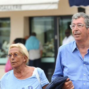 Patrick Balkany et sa femme Isabelle Balkany se promènent dans les rues de Saint-Tropez, le 24 août 2015.