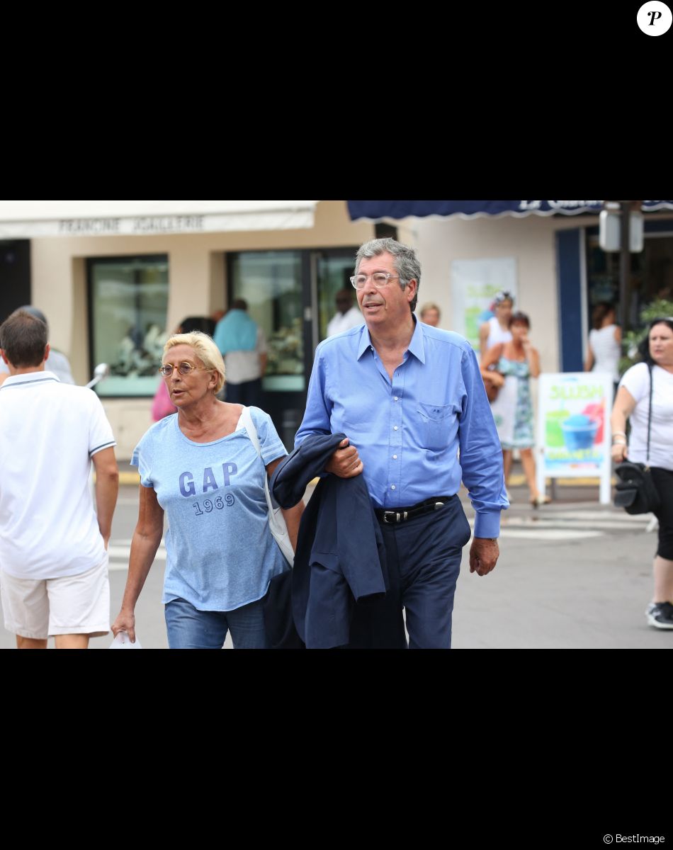 Patrick Balkany et sa femme Isabelle Balkany se promènent dans les rues de Saint-Tropez, le 24 août 2015.