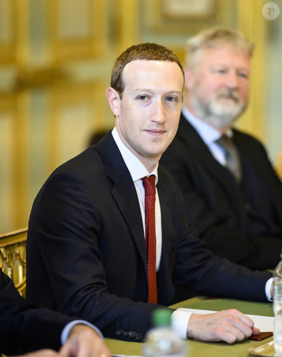 Le président Emmanuel Macron lors d'un entretien avec Mark Zuckerberg, le PDG de Facebook au palais de l'Elysée à Paris le 10 mai 2019. © Eliot Blondet / Pool / Bestimage 