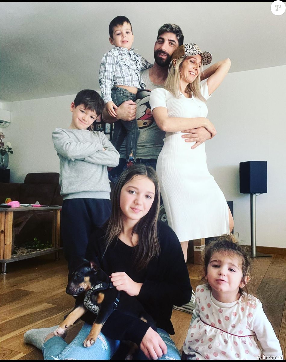 Ambre et Alexandre Dol de "Familles nombreuses" avec leur chien