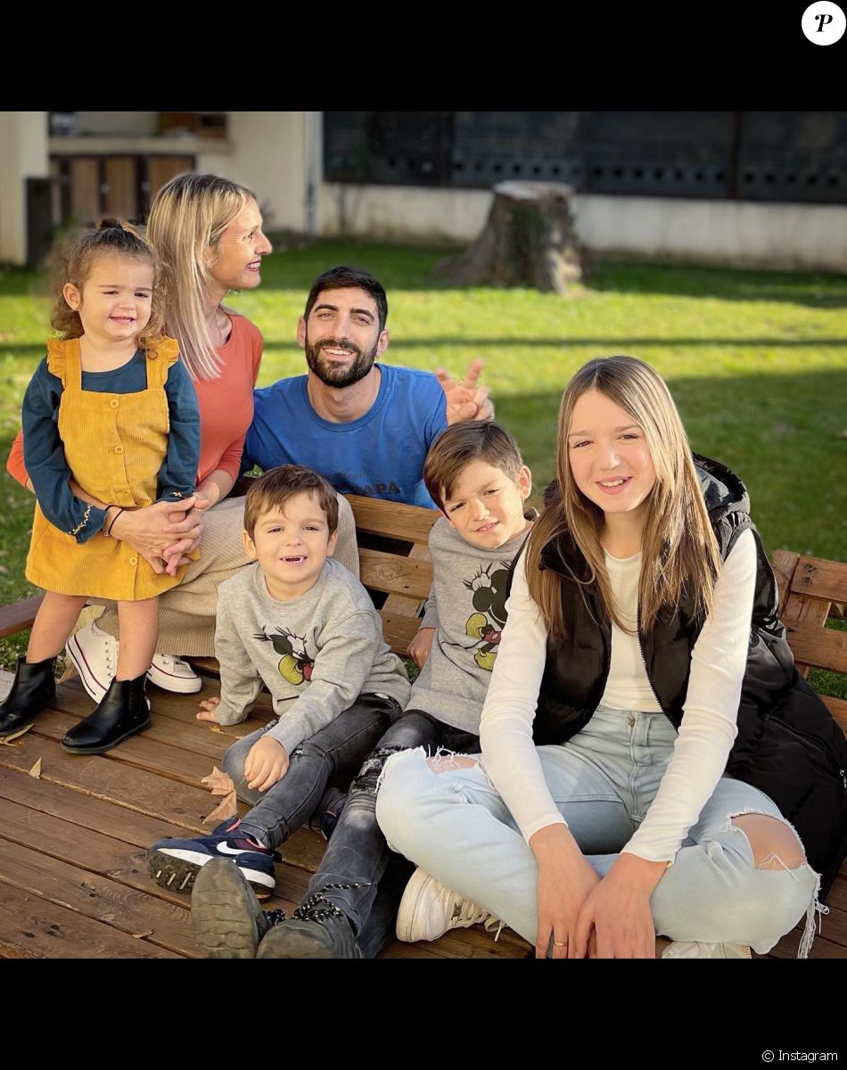 Ambre et Alexandre Dol de "Familles nombreuses" posent avec leurs enfants