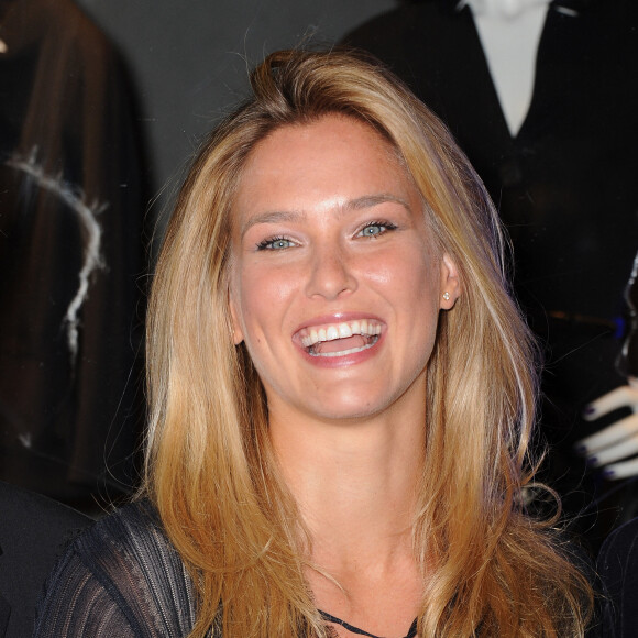 Bar Refaeli devant les Galeries Lafayette. © Guillaume Gaffiot /Bestimage