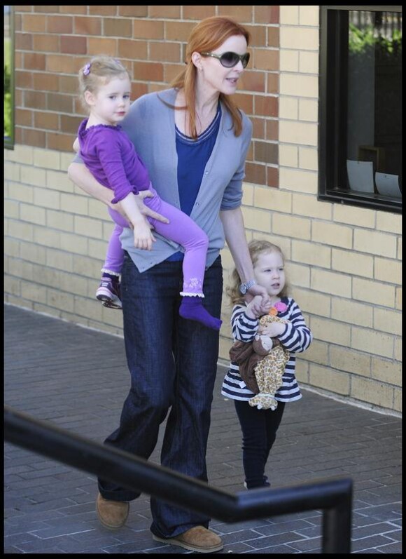 Marcia Cross emmène ses jumelles Savannah et Eden à l'école (Santa-Monica, 6 janvier 2010)