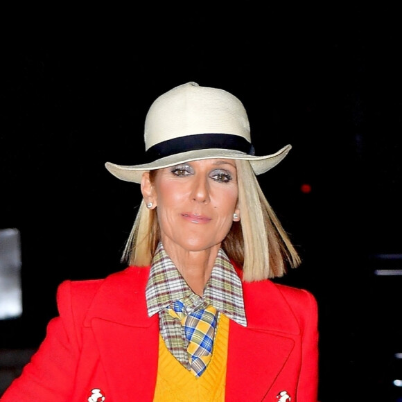 Céline Dion porte un ensemble coloré et un chapeau blanc à la sortie du Barclays Center à New York le 28 février 2020. 