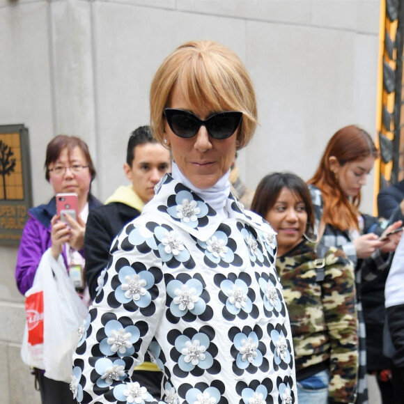 Céline Dion salue ses fans à New York le 3 mars 2020, elle porte un ensemble inspiré des années 60 noir et blanc. 