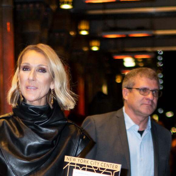Céline Dion quitte un théâtre de Broadway à New York le 4 février 2020. Elle a assisté à la pièce "Nederlands Dans Theatre" au New York City Centre. La chanteuse canadienne de 51 ans porte un haut en cuir sans manches, des gants assortis, une jupe multicolore et des bottes noires. 