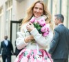 Celine Dion rayonnante et très souriante dans un ensemble pull écru et jupe bouffante fleurie salue ses fans à la sortie de son hôtel à New York,