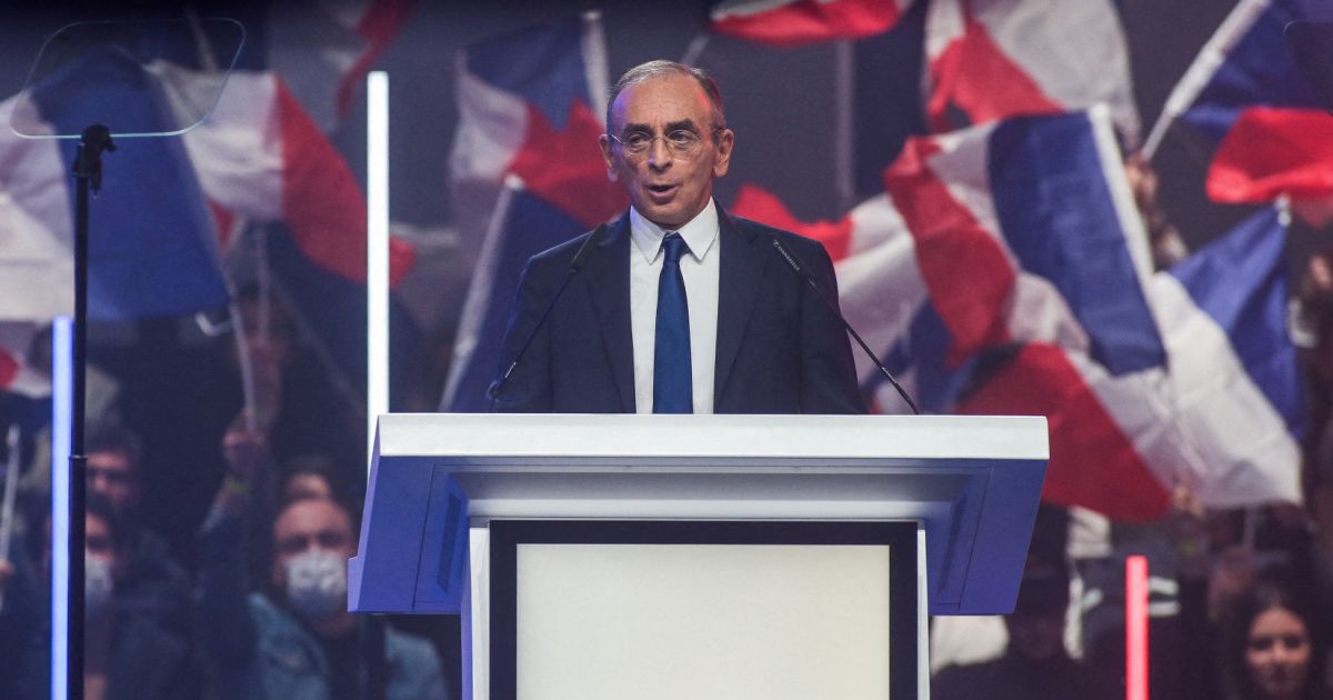 Eric Zemmour : Une journaliste se fait cracher au visage lors de son meeting à Lille Eric Zemmour : Une journaliste se fait cracher au visage lors de son meeting à Lille