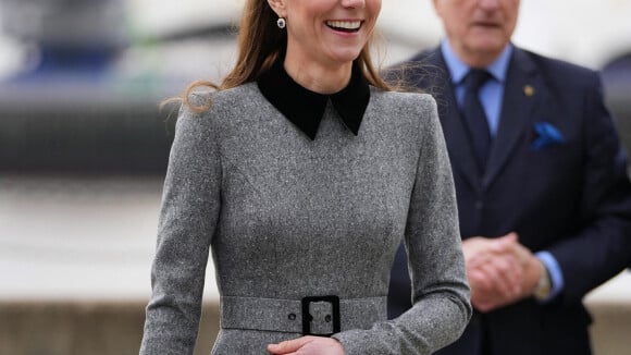 Kate Middleton en tenue du dimanche : jean et gros pull décontracté pour la duchesse... à la télé !