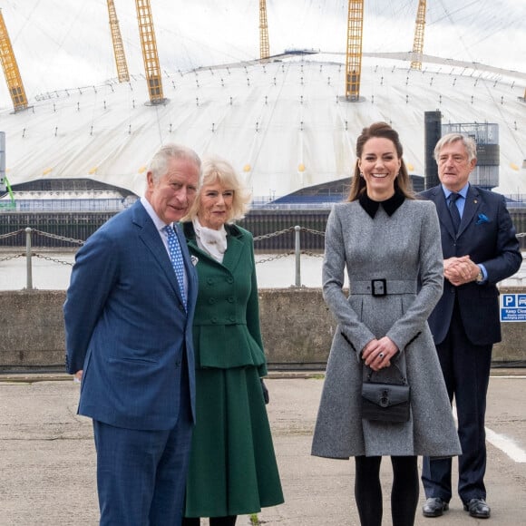 Le prince Charles, prince de Galles, Camilla Parker Bowles, duchesse de Cornouailles, et Catherine (Kate) Middleton, duchesse de Cambridge, arrivent pour une visite à la fondation Trinity Buoy Wharf, un site de formation pour les arts et la culture à Londres, Royaume Uni, le jeudi 3 février 2022.