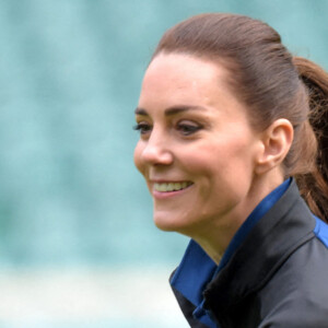 Catherine (Kate) Middleton, duchesse de Cambridge, participe à l'entraînement de rugby au stade de Twickenham à Londres en sa qualité de nouvelle marraine des Rugby Football Union et de la Rugby Football League, le 2 février 2022.